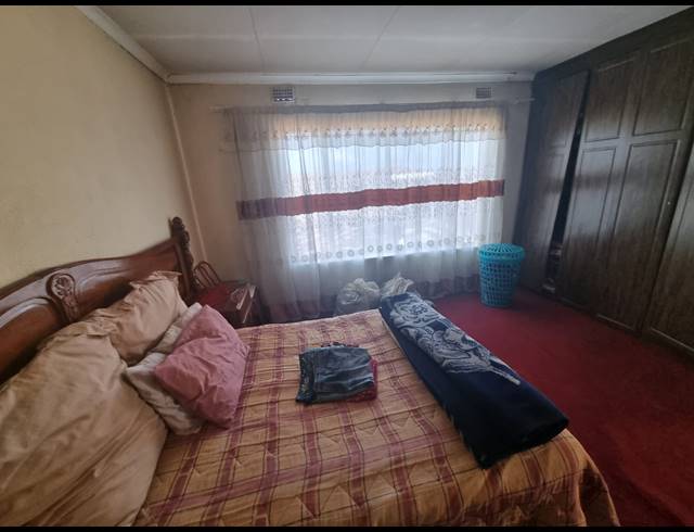 4 BEDROOM HOUSE FOR SALE IN PROTEA NORTH